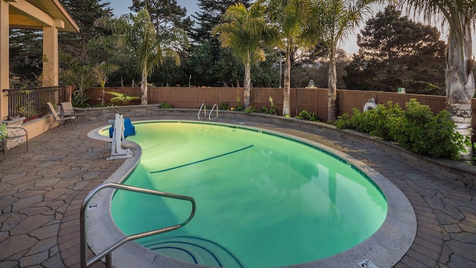 Photo of Stage Coach Lodge Monterey - central courtyard with outdoor pool