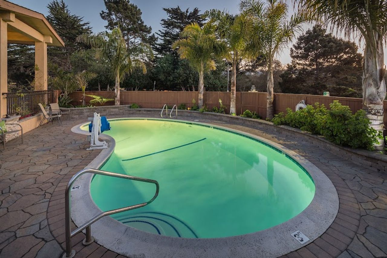 Photo of Stage Coach Lodge Monterey - central courtyard with outdoor pool