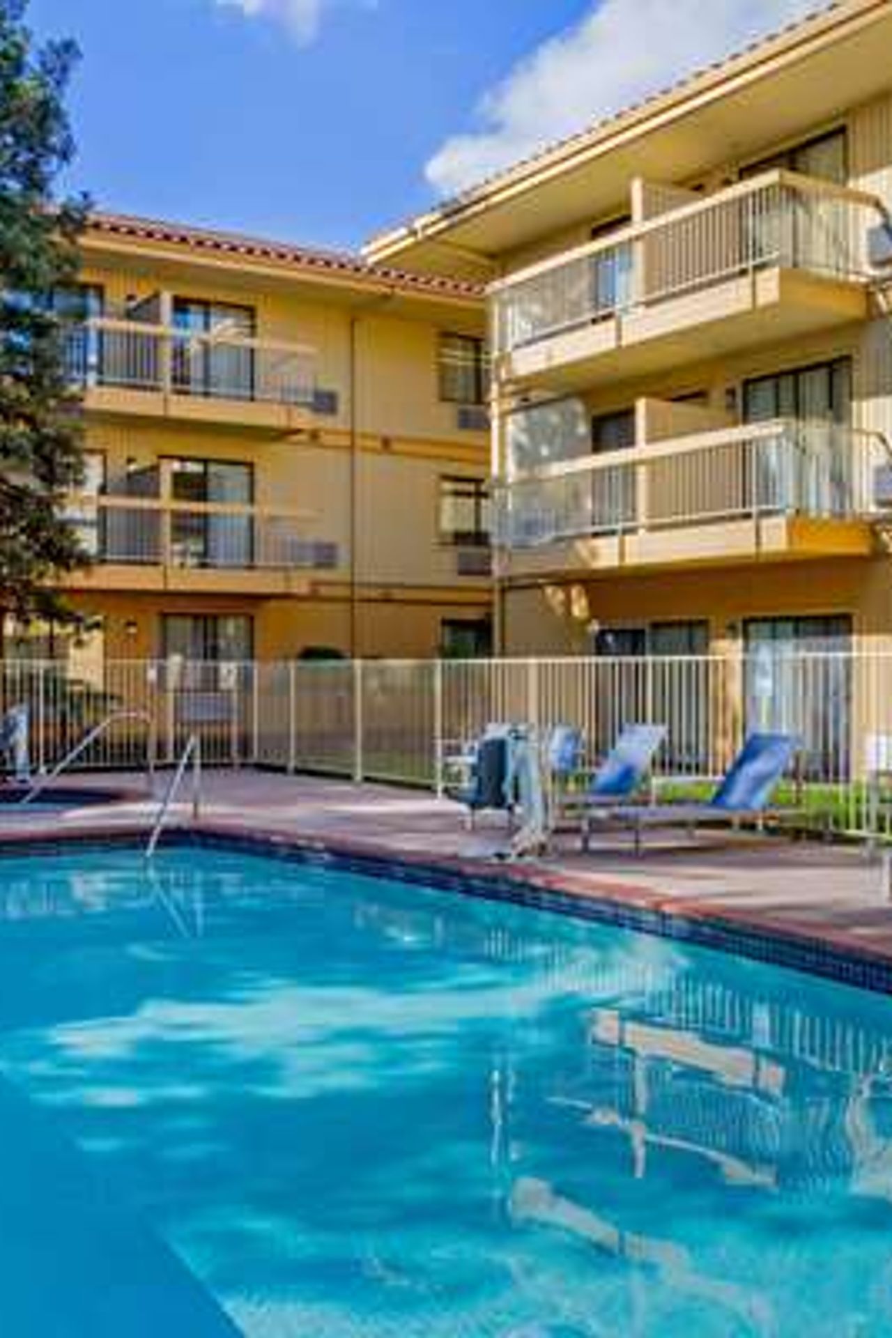 Photo of La Quinta Inn & Suites by Wyndham Oakland - Hayward