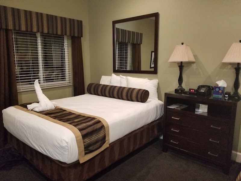 Photo of Monterey Peninsula Inn - Room, queen bed
