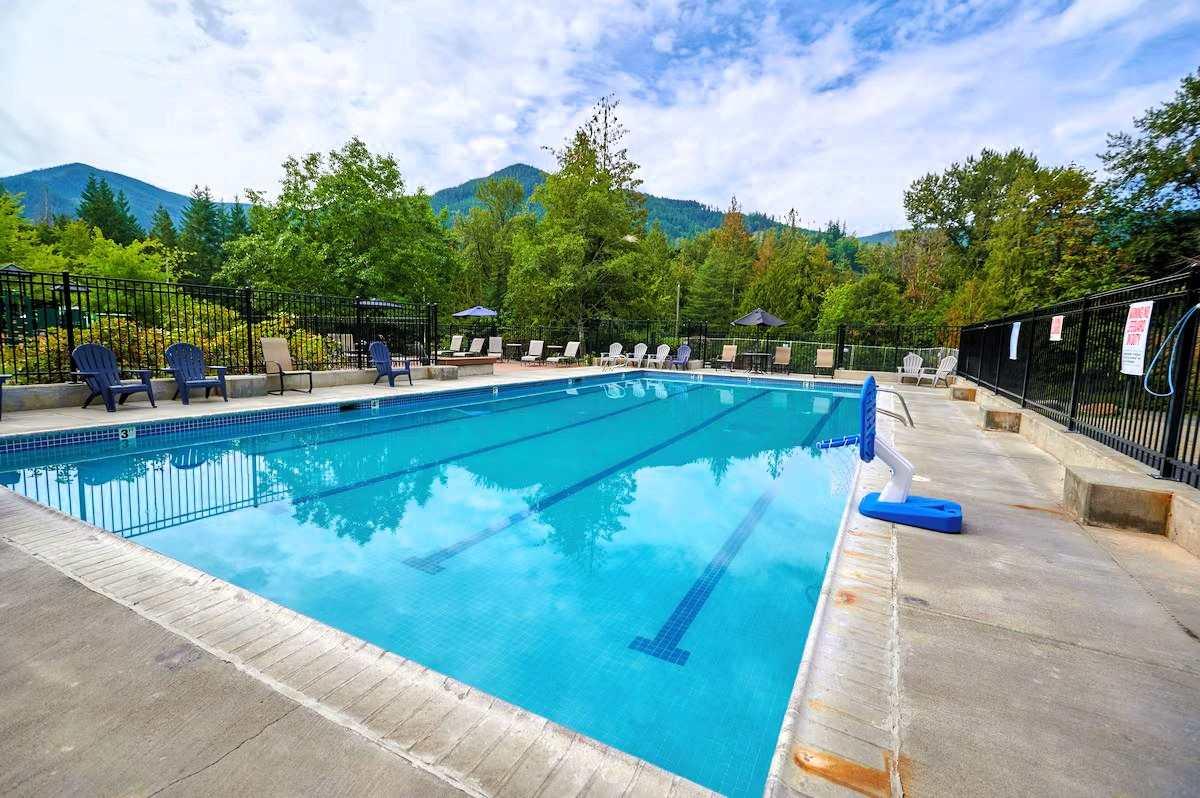 Mt Hood Village RV Resort - Seasonal outdoor pool