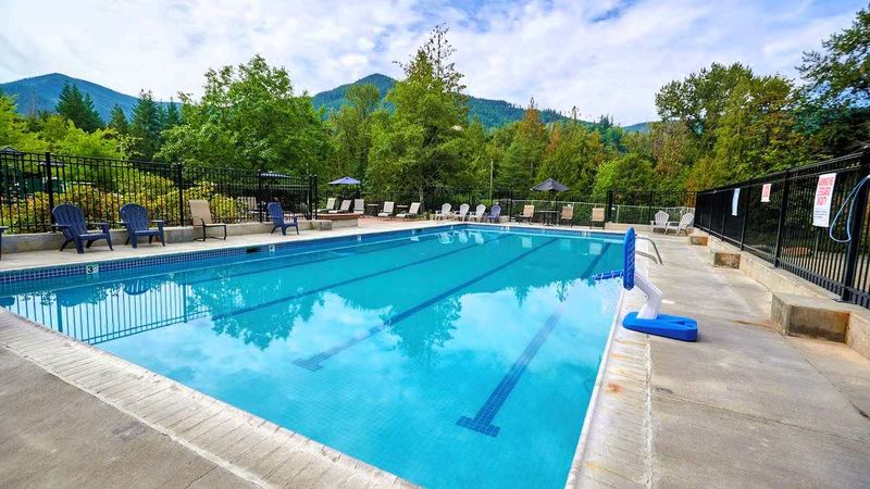 Mt Hood Village RV Resort - Seasonal outdoor pool
