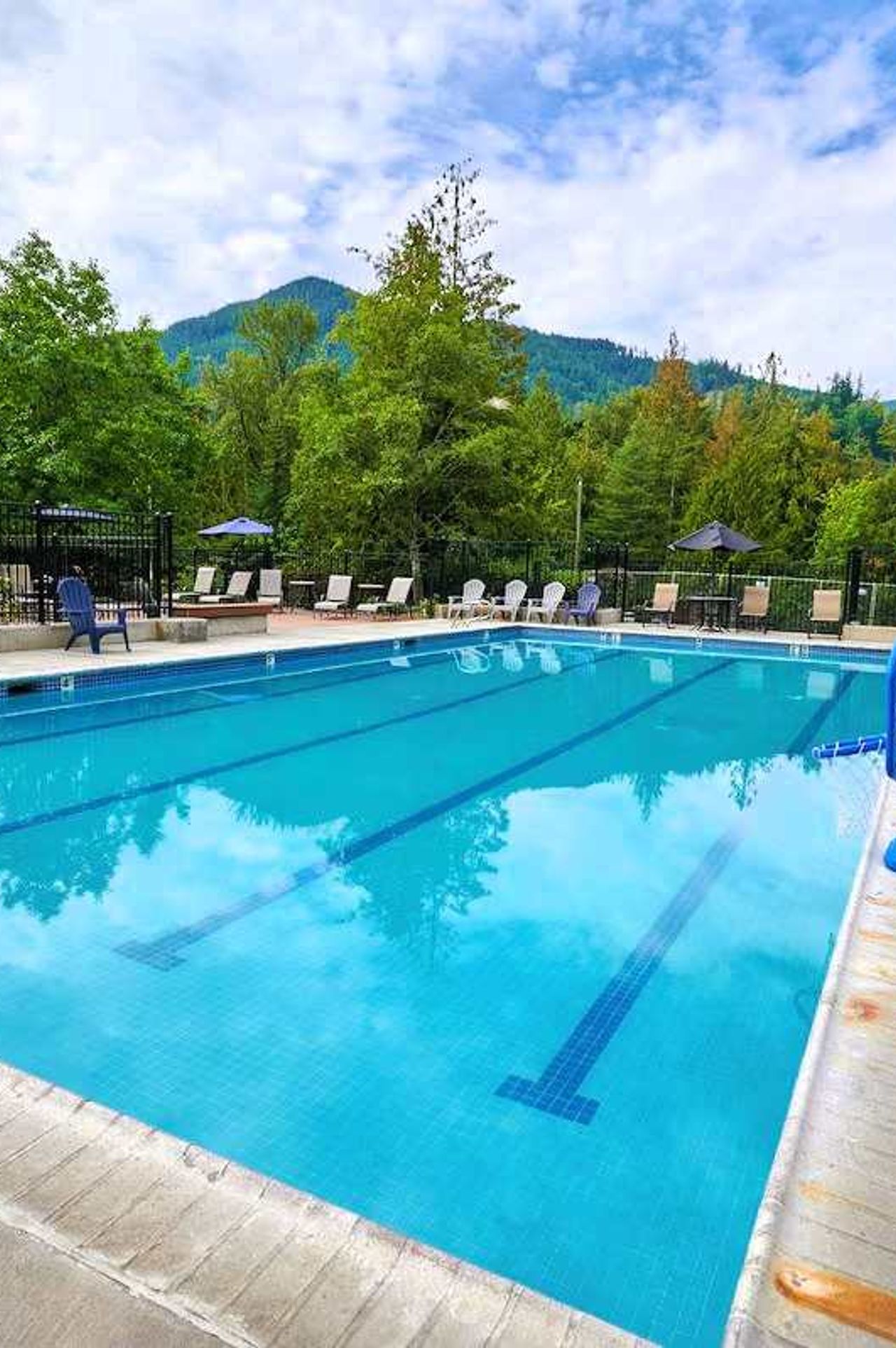Mt Hood Village RV Resort - Seasonal outdoor pool