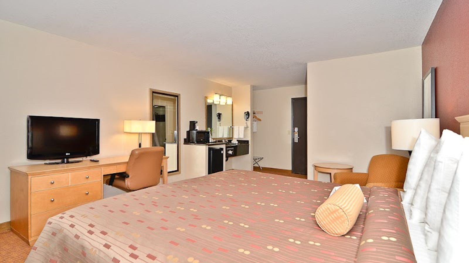 Photo of Clackamas Inn & Suites