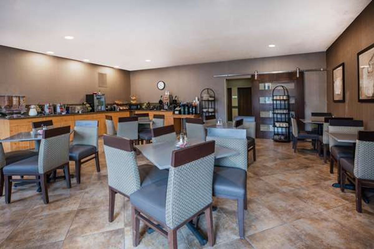 Photo of La Quinta Inn & Suites by Wyndham Eugene - Complimentary breakfast