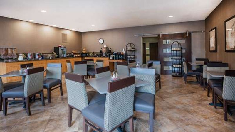 Photo of La Quinta Inn & Suites by Wyndham Eugene - Complimentary breakfast