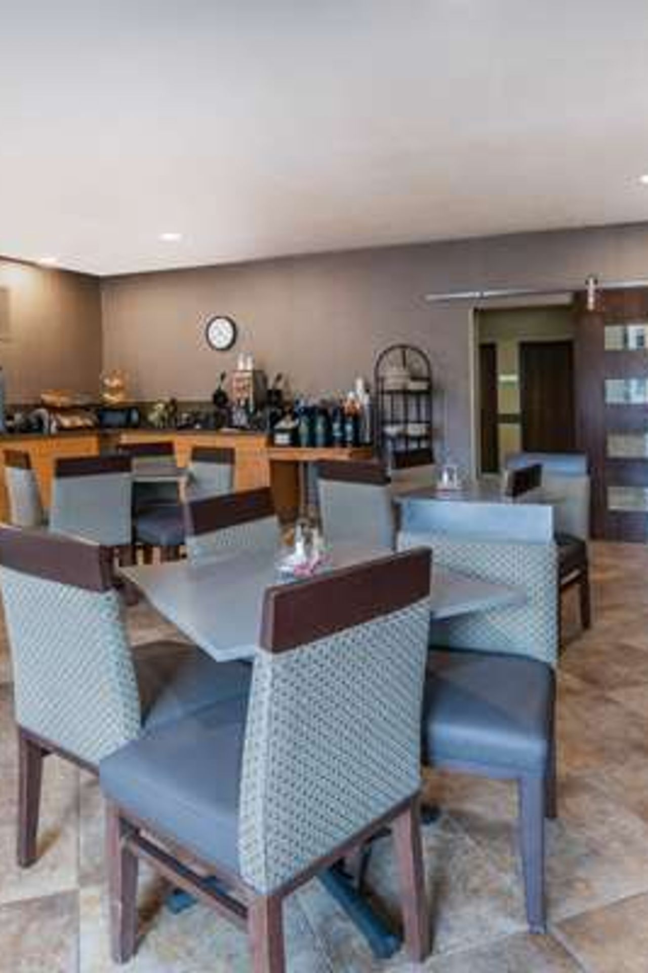 Photo of La Quinta Inn & Suites by Wyndham Eugene - Complimentary breakfast