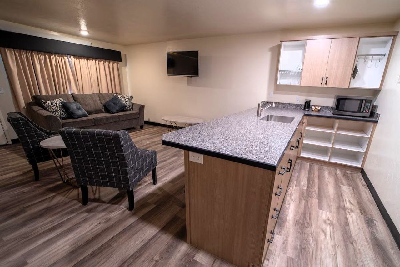 Clover Creek Inn - Family Studio Suite, Private kitchen