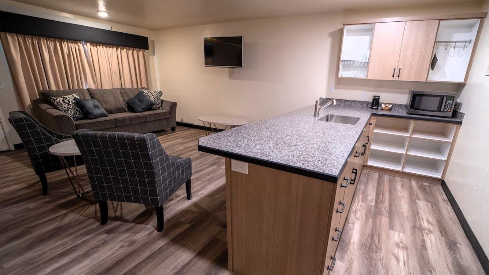 Clover Creek Inn - Family Studio Suite, Private kitchen