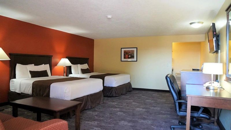 McMinnville Inn Deluxe double queen with sofa