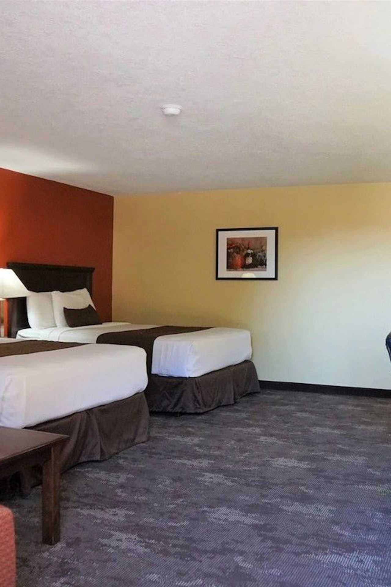 McMinnville Inn Deluxe double queen with sofa