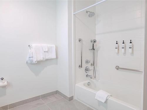 Photo of Hilton Garden Inn Clackamas Portland - Bathroom
