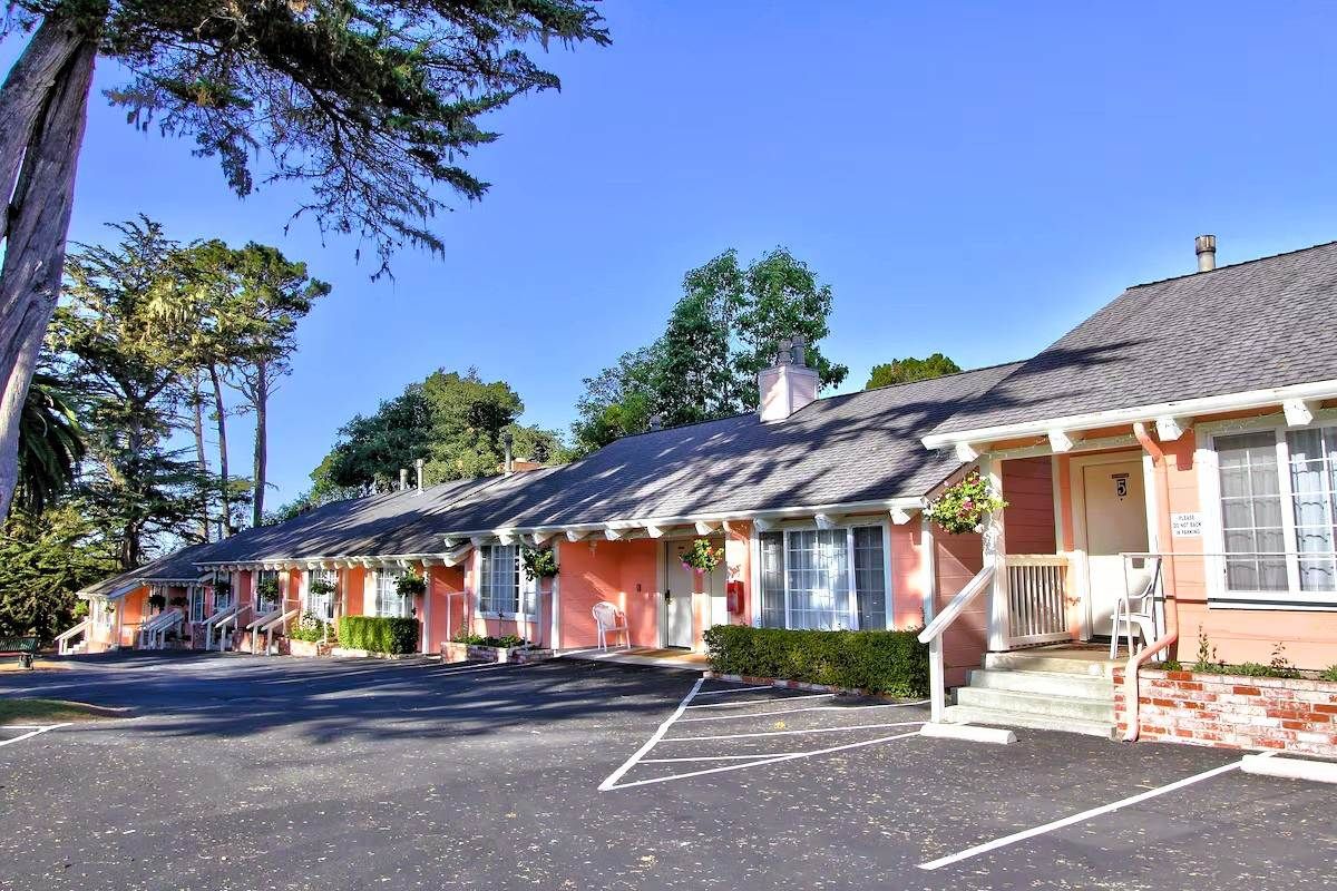 Butterfly Grove Inn - free parking