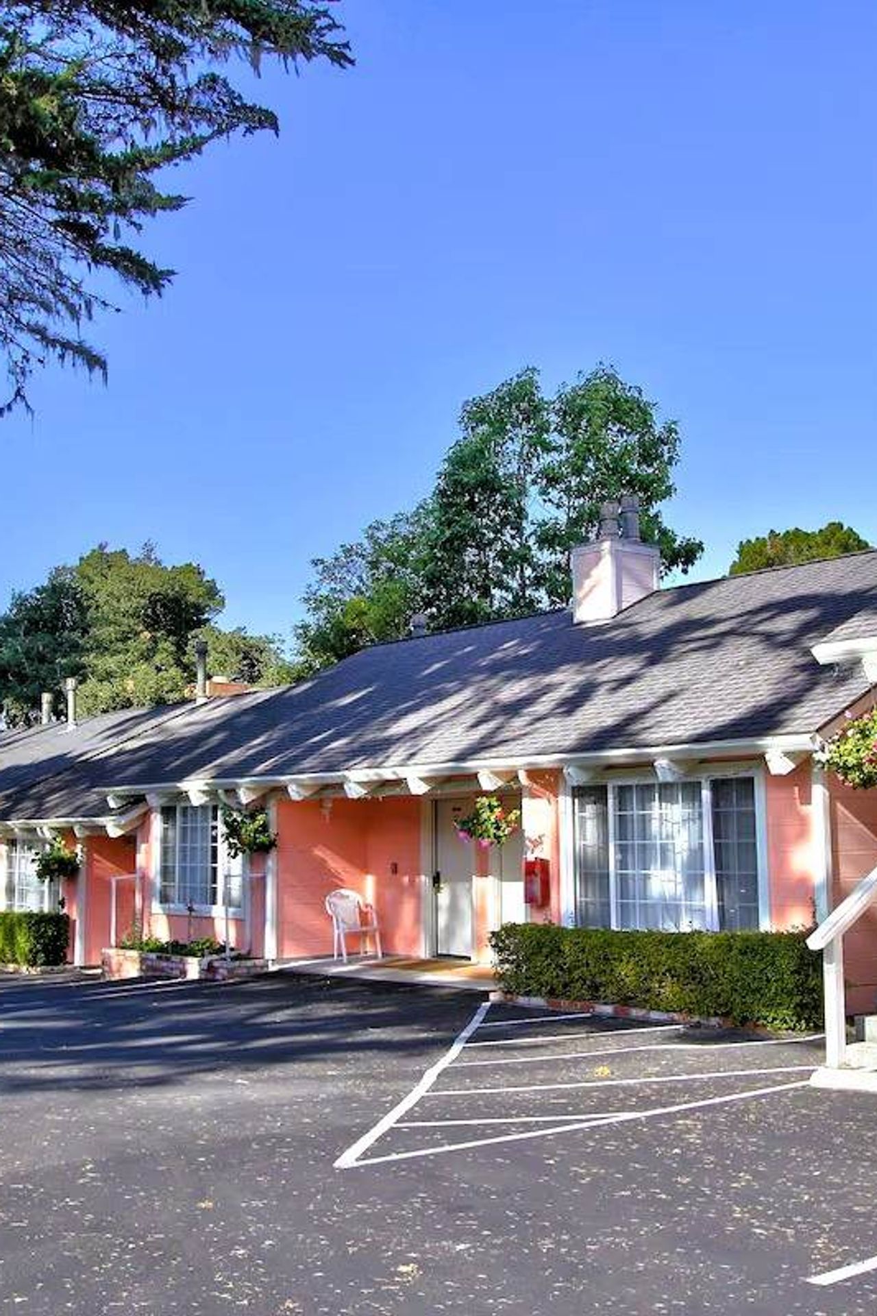Butterfly Grove Inn - free parking