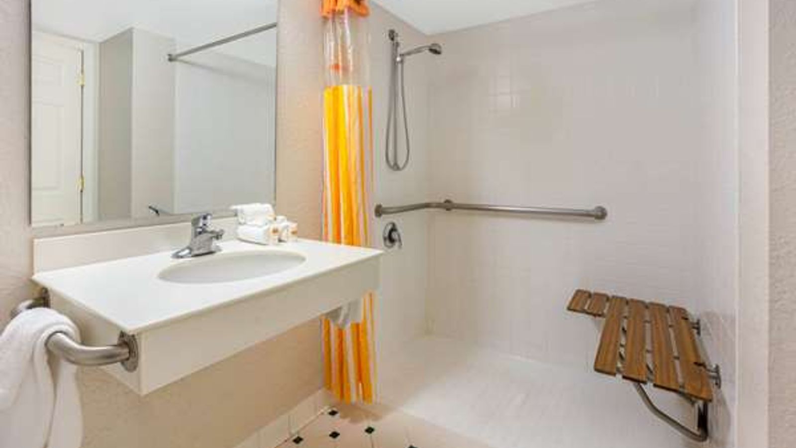 Photo of La Quinta Inn & Suites by Wyndham Seattle Sea-Tac Airport