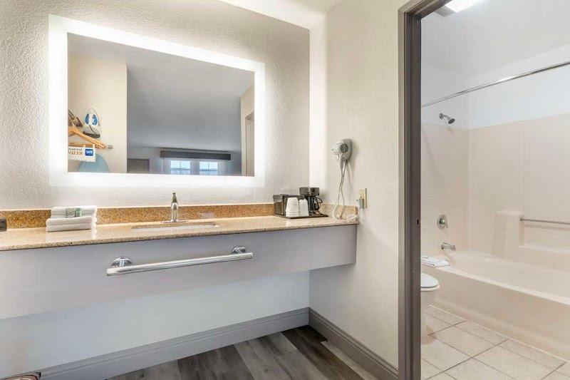 Photo of Best Western Marina State Beach - Bathroom, Jetted Tub