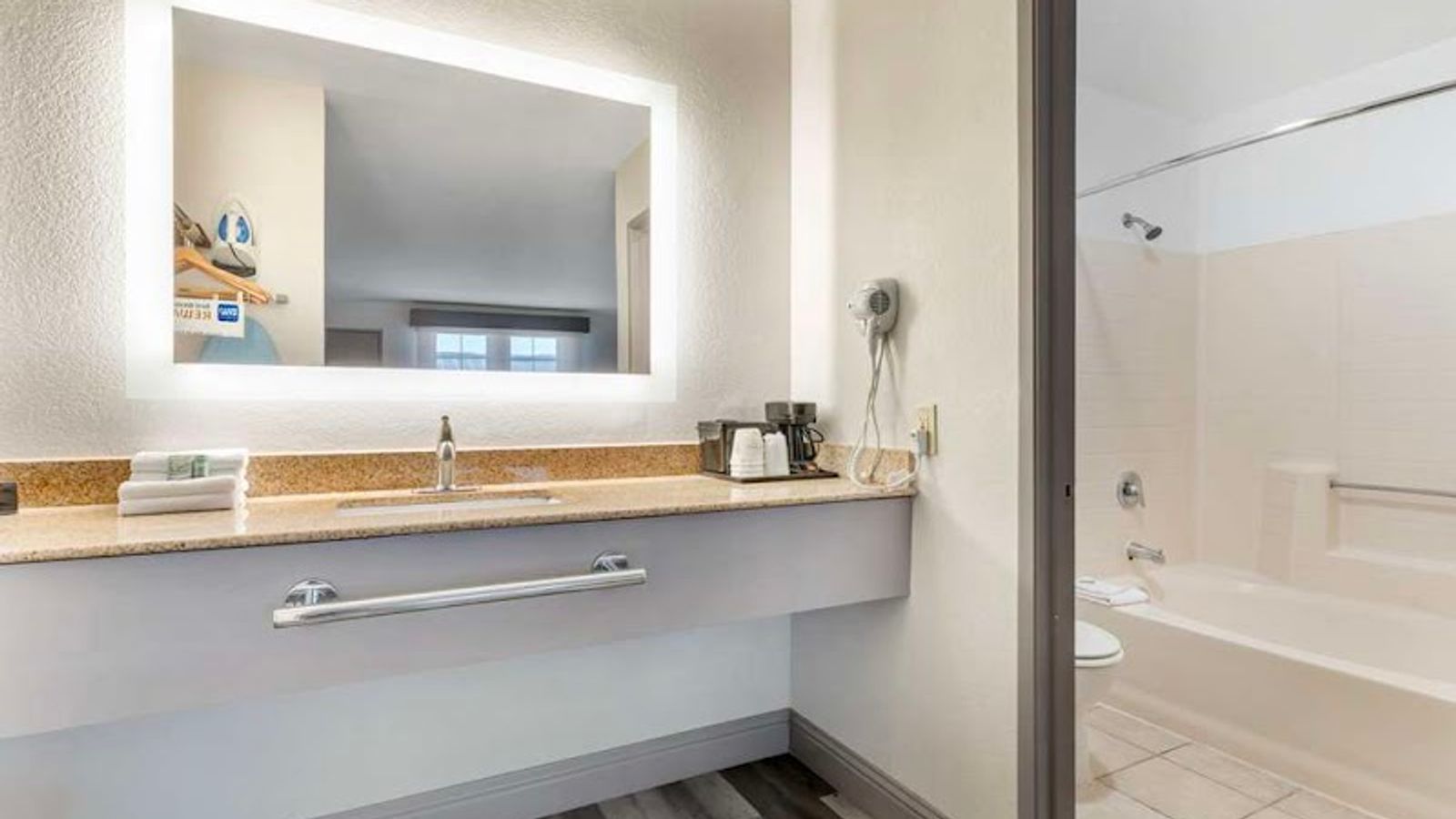 Photo of Best Western Marina State Beach - Bathroom, Jetted Tub