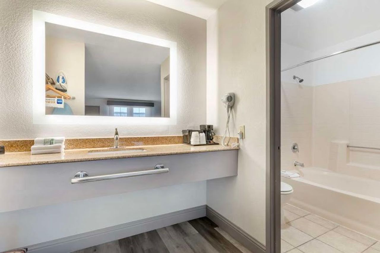 Photo of Best Western Marina State Beach - Bathroom, Jetted Tub