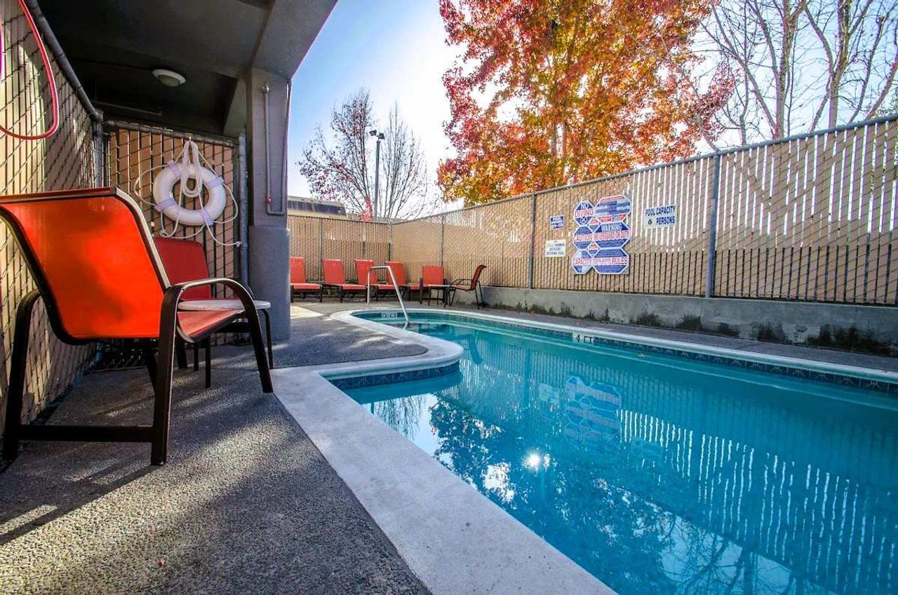 Continental Inn - Seasonally heated outdoor pool