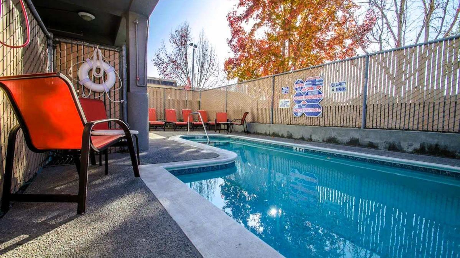 Continental Inn - Seasonally heated outdoor pool