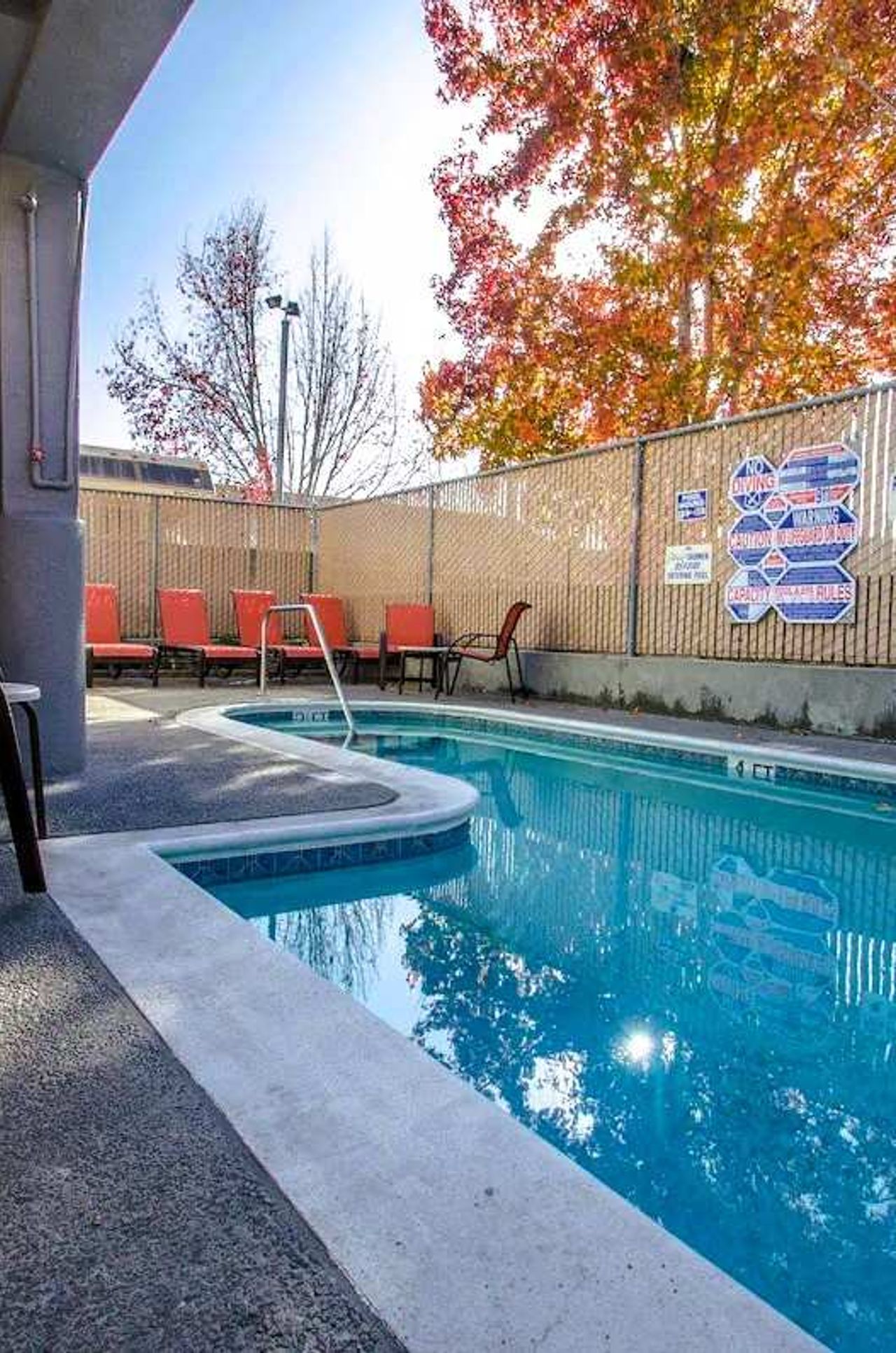 Continental Inn - Seasonally heated outdoor pool