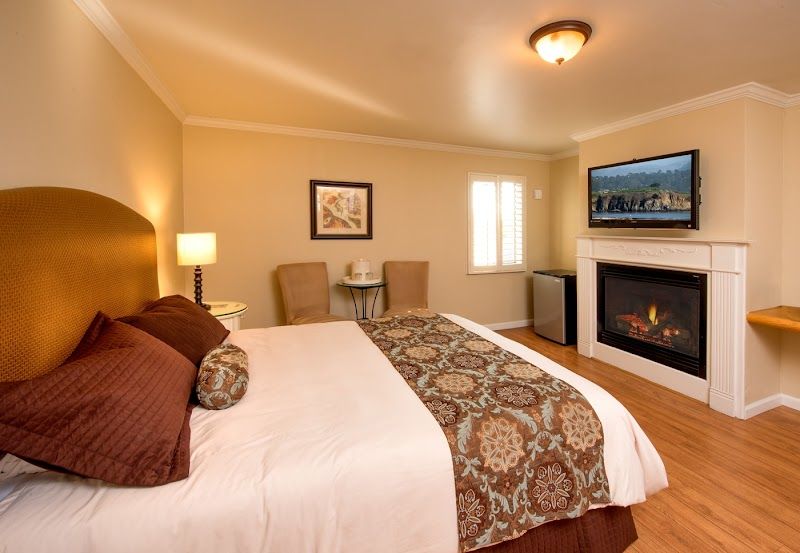 Photo of Sunset Inn - Superior King Jacuzzi, King bed with gas fireplace, Jacuzzi, refrigerator, shower and coffee