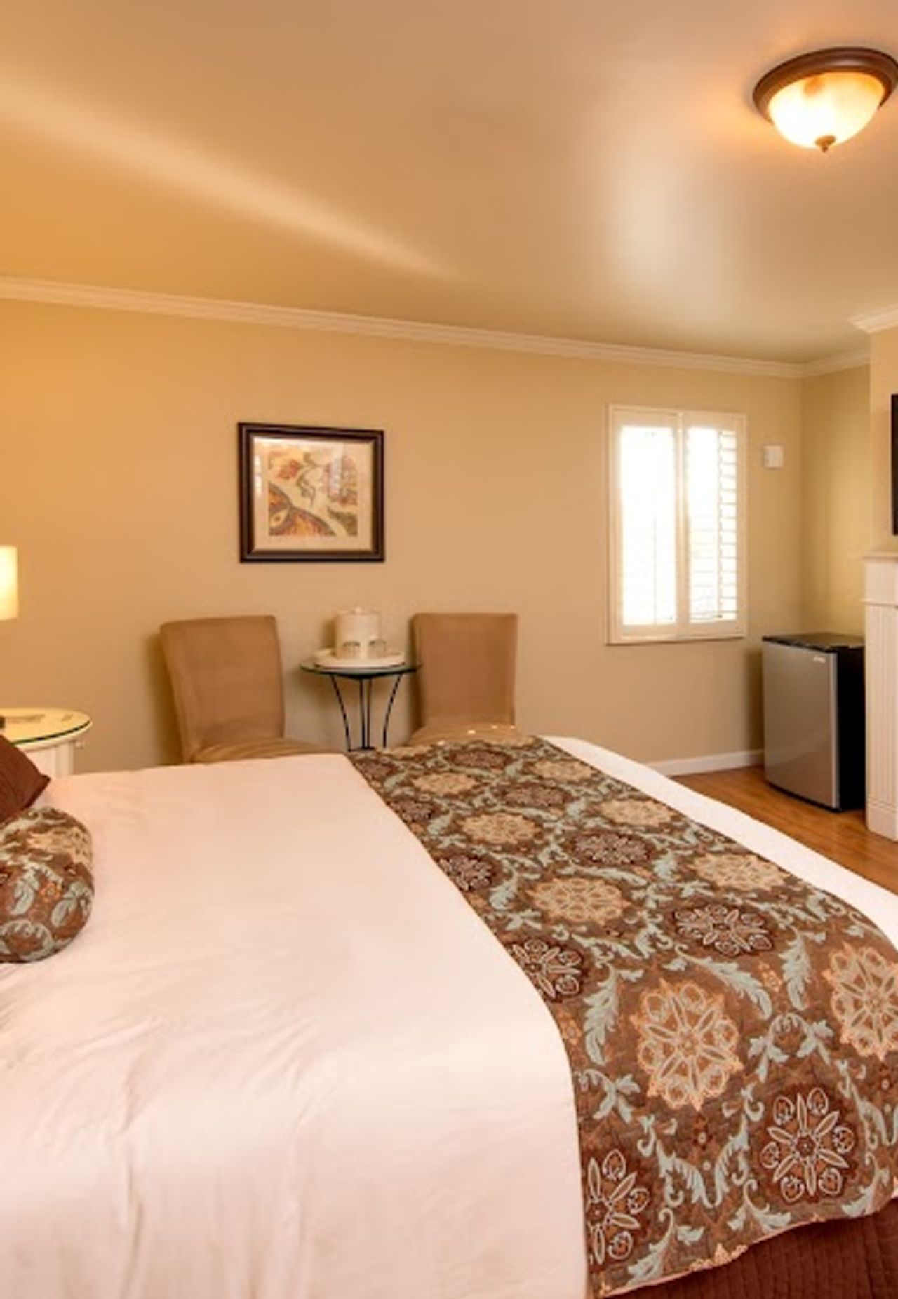 Photo of Sunset Inn - Superior King Jacuzzi, King bed with gas fireplace, Jacuzzi, refrigerator, shower and coffee