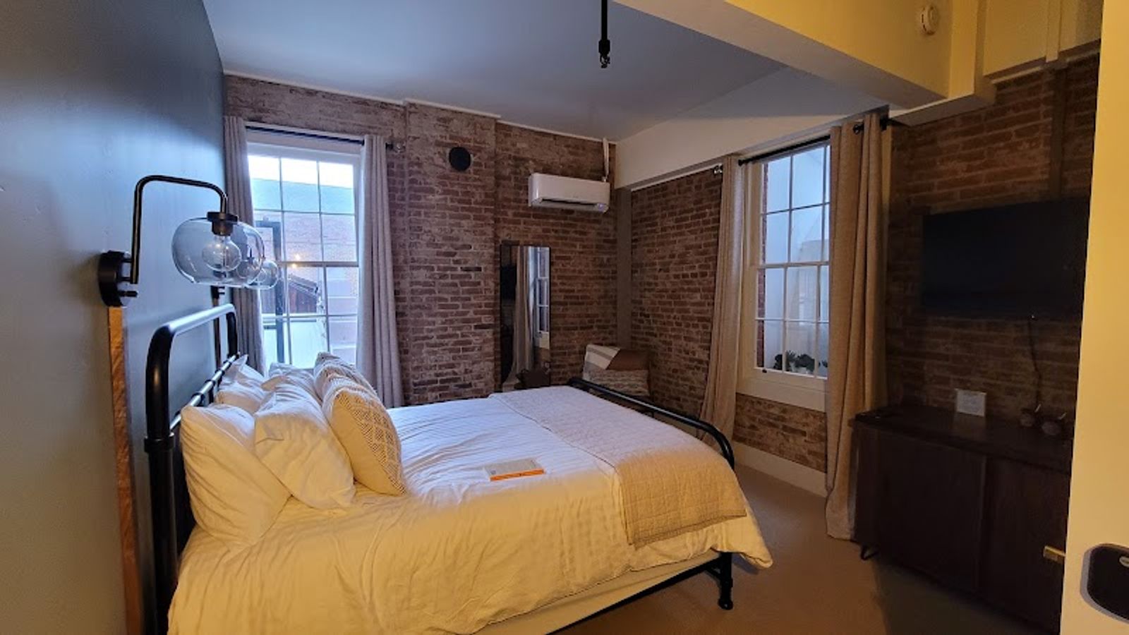 Photo of Jacksonville Inn - Queen Guest Room