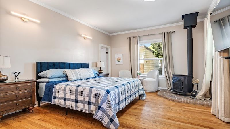 Photo of Cinnamon Bear Creekside Inn