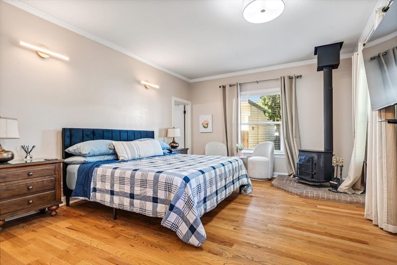 Photo of Cinnamon Bear Creekside Inn