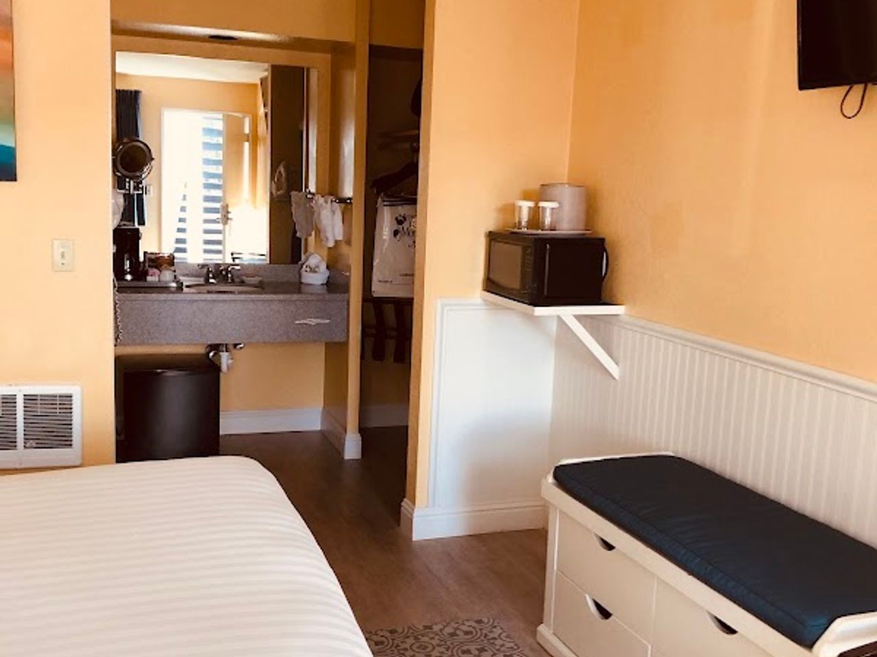 Photo of Monterey Bay Lodge - Room
