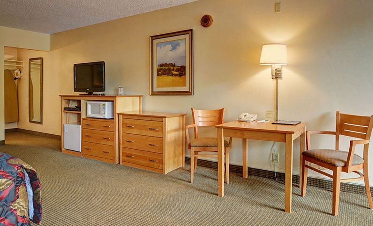 Photo of Campus Inn & Suites Eugene Downtown - Room, King bed, Microwave, Fridge, Flat TV