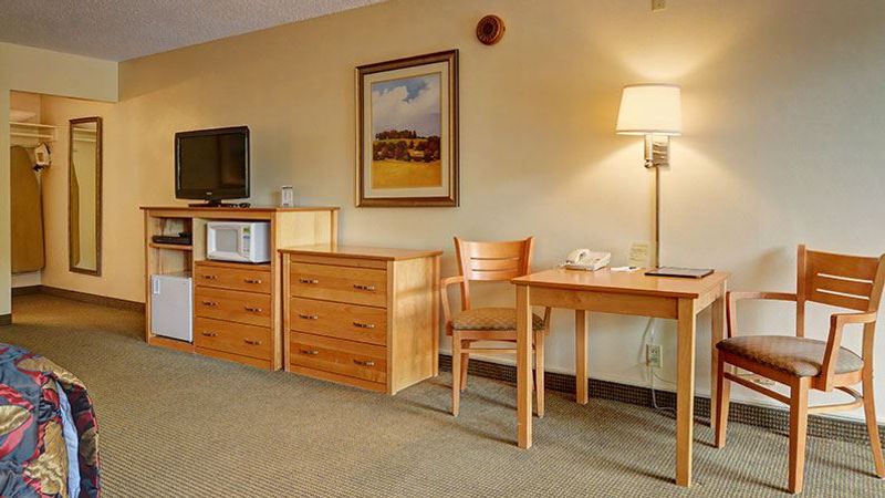 Photo of Campus Inn & Suites Eugene Downtown - Room, King bed, Microwave, Fridge, Flat TV