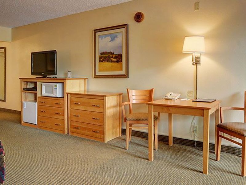 Photo of Campus Inn & Suites Eugene Downtown - Room, King bed, Microwave, Fridge, Flat TV