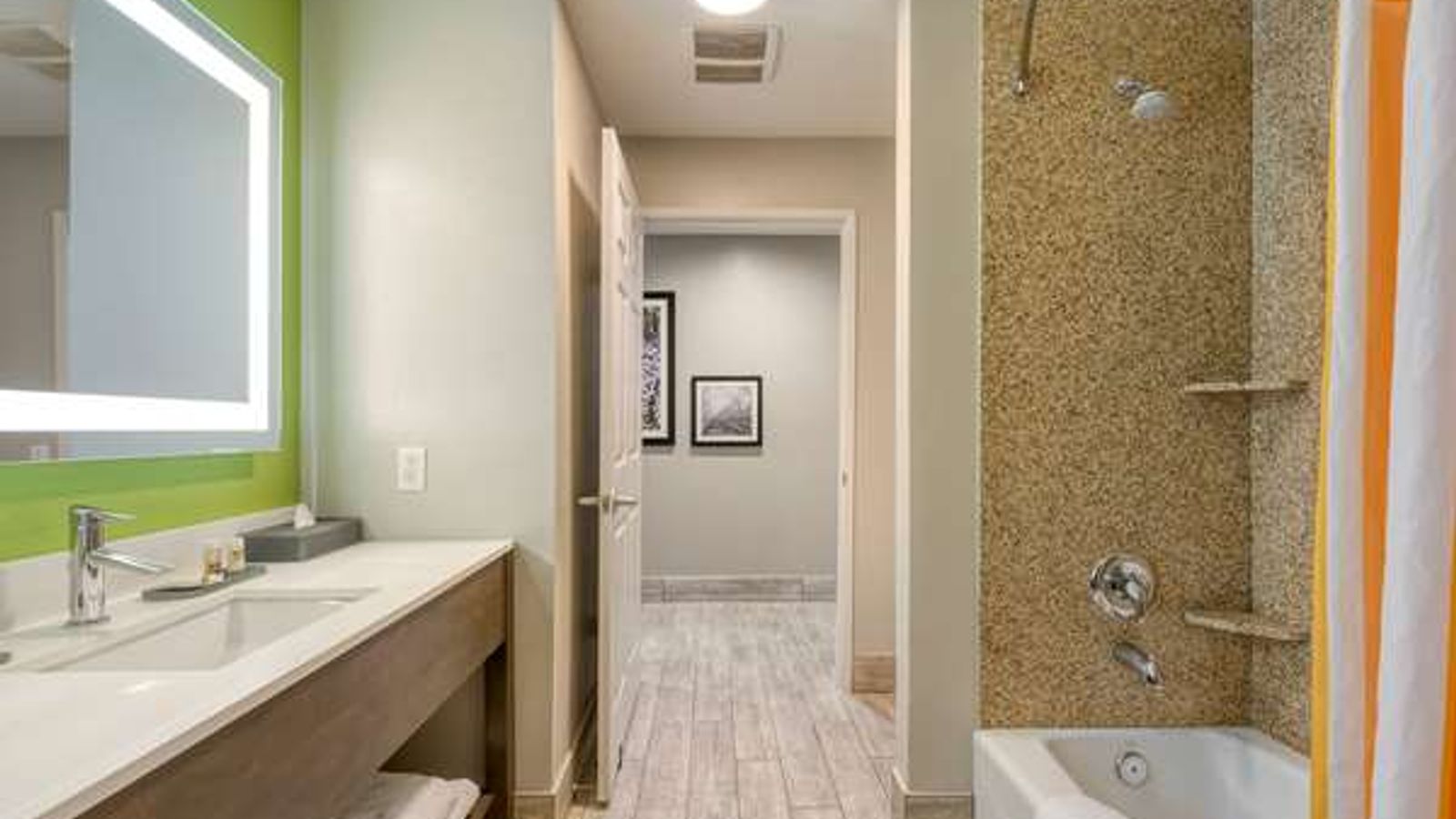 Photo of La Quinta Inn & Suites by Wyndham Visalia/Sequoia Gateway