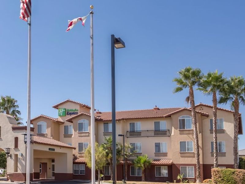 Holiday Inn Express & Suites Manteca City Center by IHG