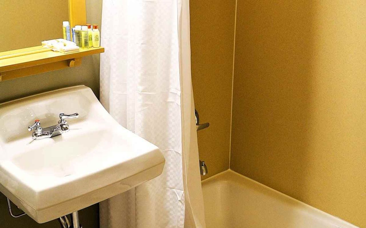 Paradise Inn - Bathroom and toiletries