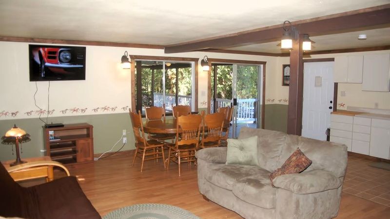 Thousand Trails Chehalis - Cabin Living area