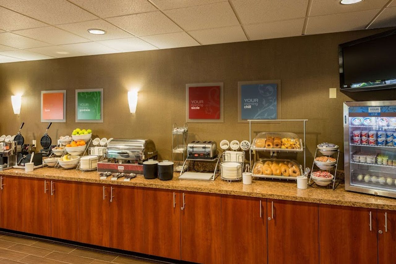 Photo of Comfort Suites Springfield RiverBend Medical - Photo of Comfort Suites Springfield RiverBend Medical - Complimentary hot breakfast