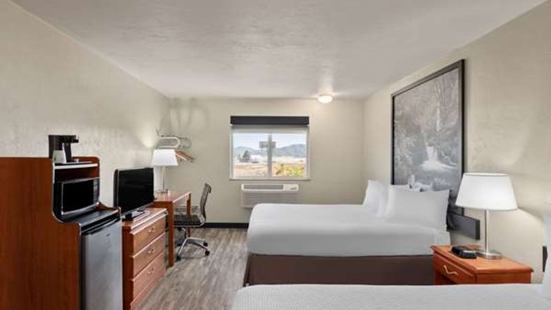 Photo of Super 8 by Wyndham Roseburg
