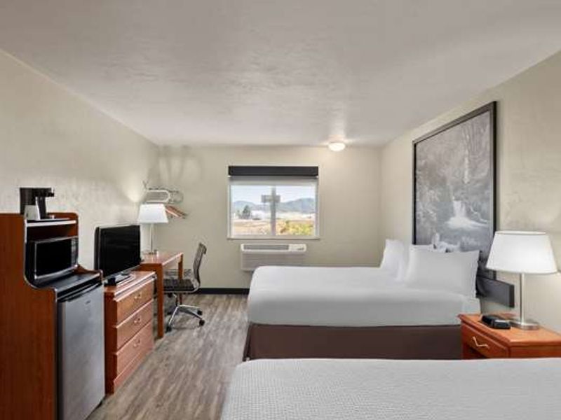 Photo of Super 8 by Wyndham Roseburg
