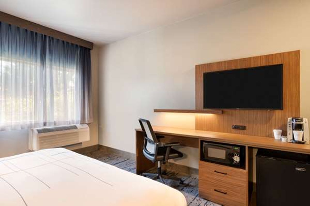 Photo of La Quinta Inn & Suites by Wyndham Springfield