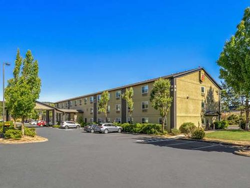 Photo of Super 8 by Wyndham Roseburg