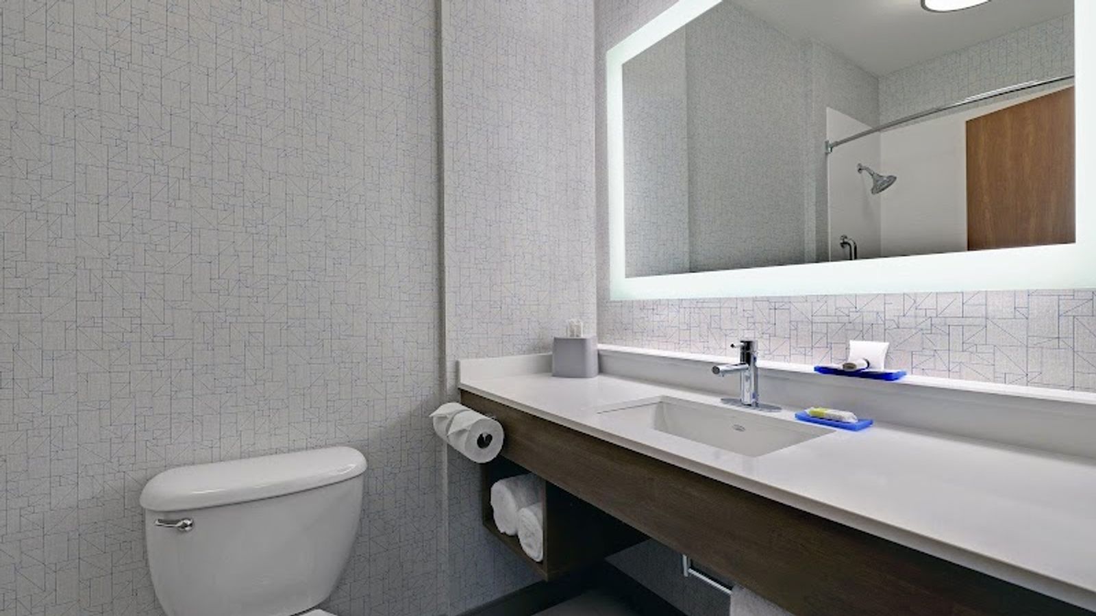 Photo of Holiday Inn Express & Suites Newport, an IHG Hotel - Bathroom