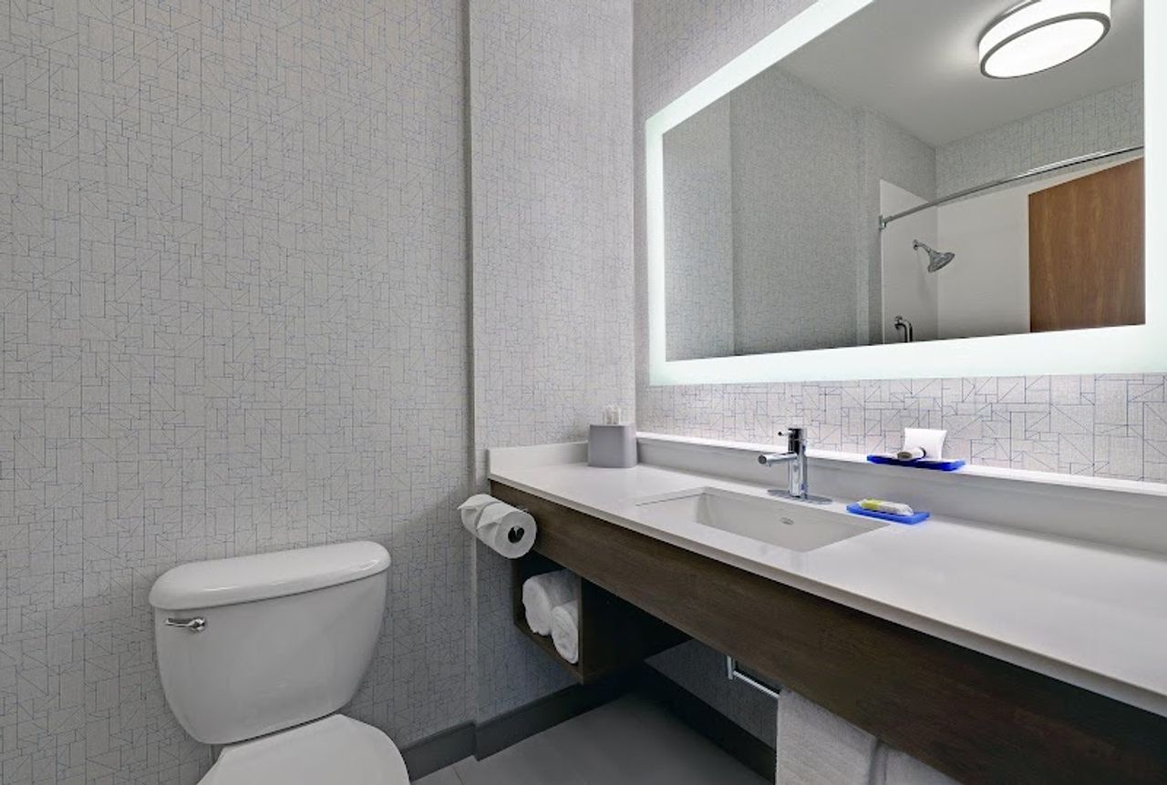 Photo of Holiday Inn Express & Suites Newport, an IHG Hotel - Bathroom