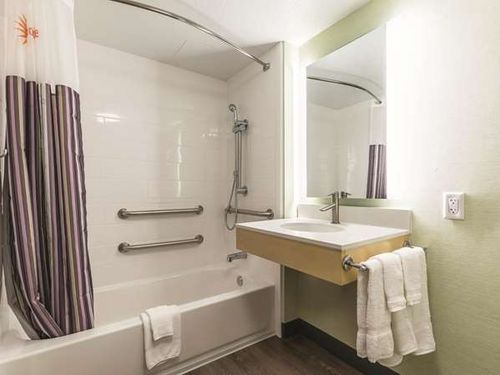 Photo of La Quinta Inn & Suites by Wyndham San Francisco Airport N