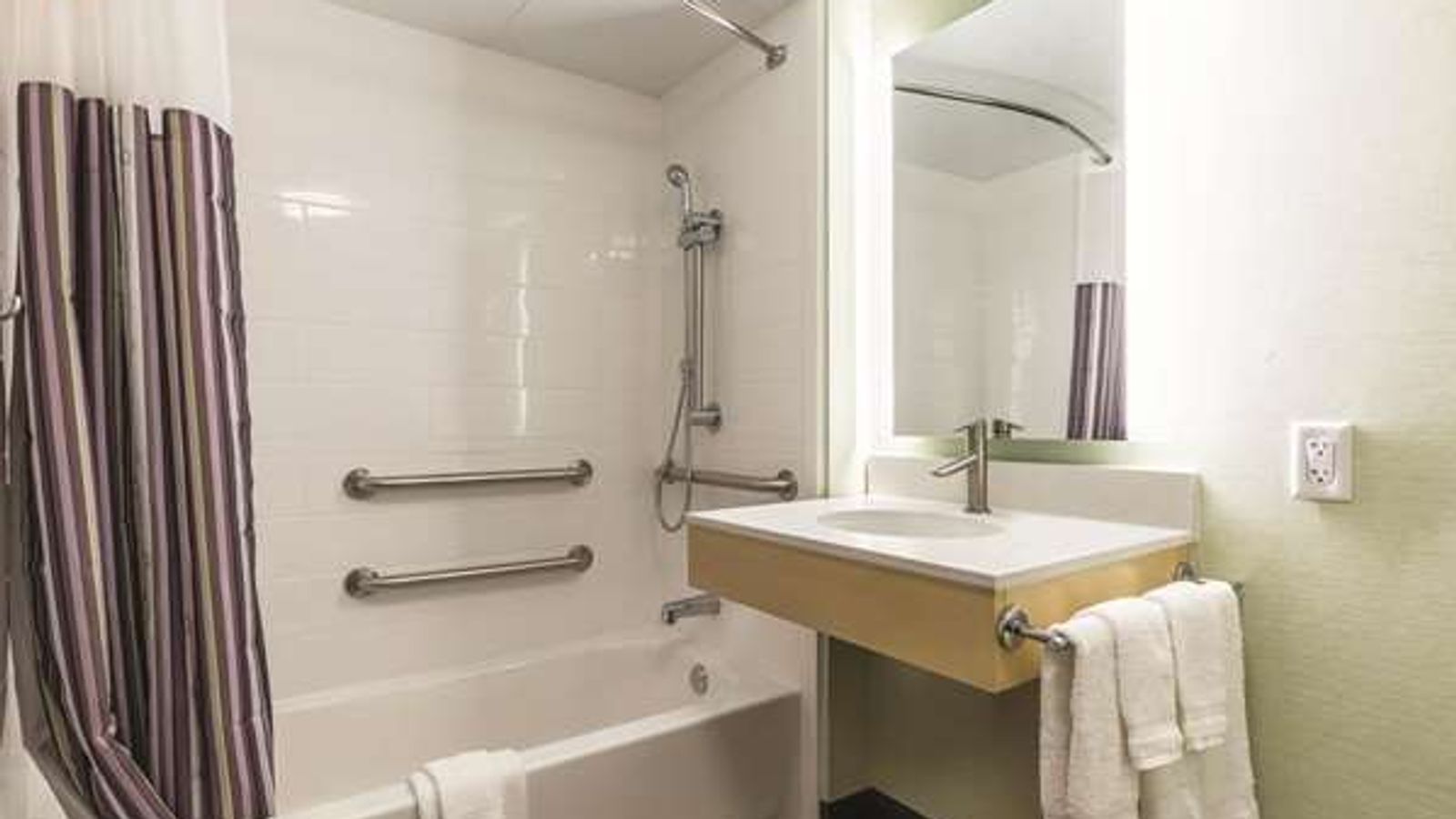 Photo of La Quinta Inn & Suites by Wyndham San Francisco Airport N