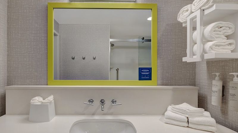 Photo of Hampton Inn & Suites Marina - Bathroom