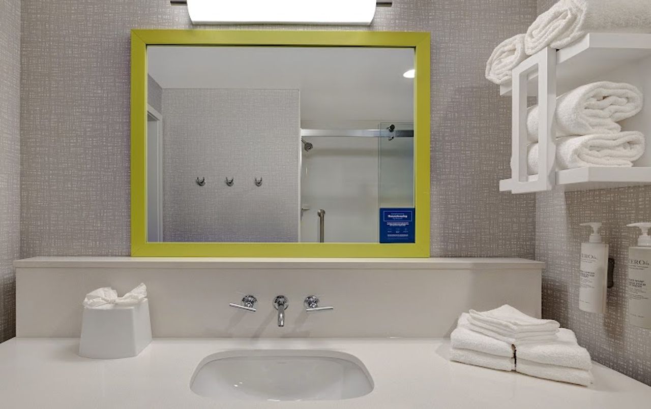 Photo of Hampton Inn & Suites Marina - Bathroom