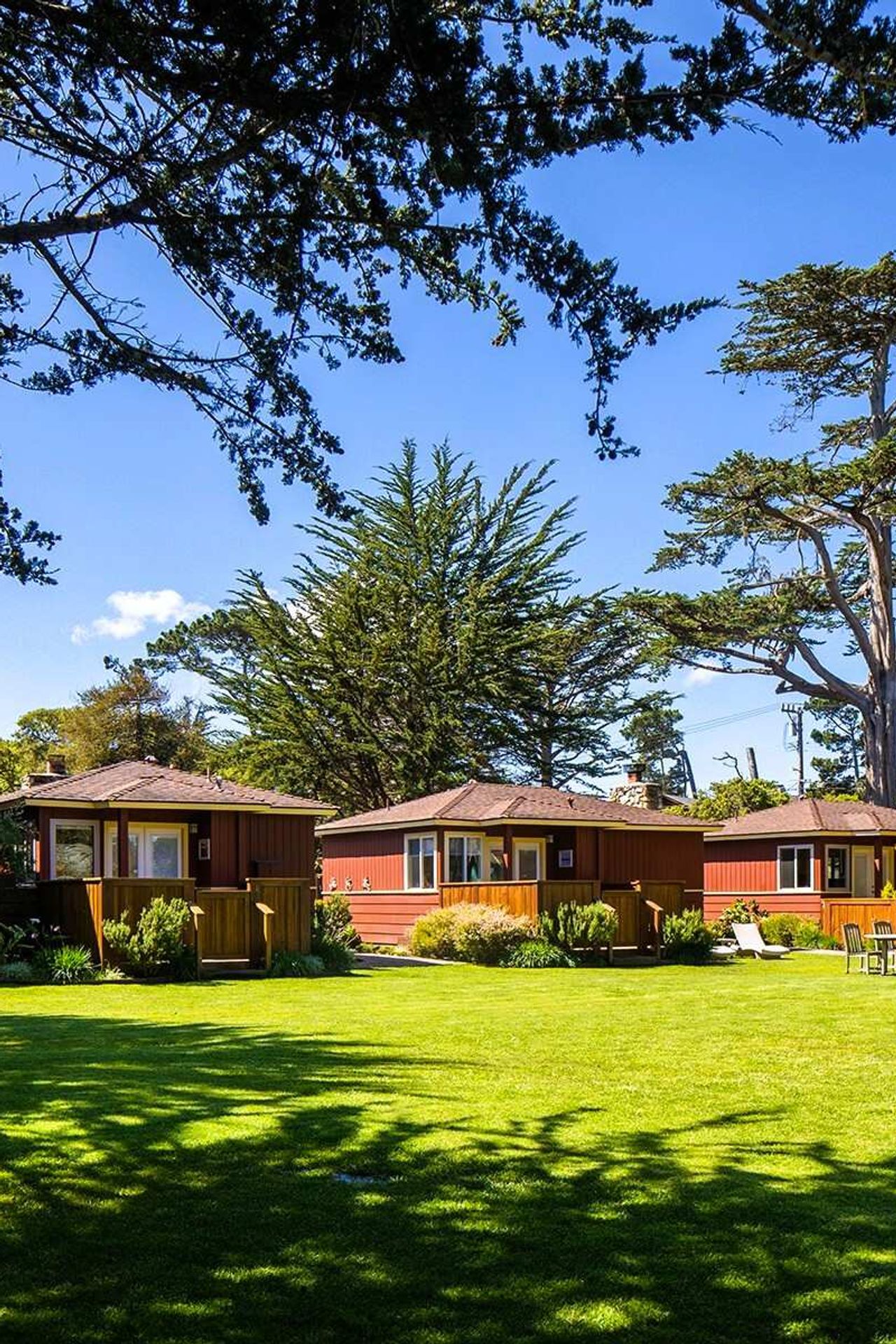 Andril Fireplace Cottages - Large communal lawn with toys and pet waste bags